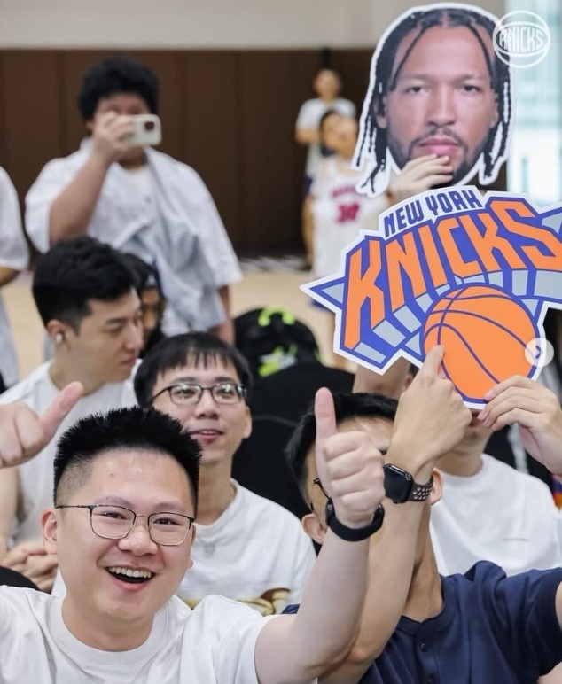 开云体育-联动上了！尼克斯晒在沪球迷线下观赛照：从上海到纽约 都是冠军